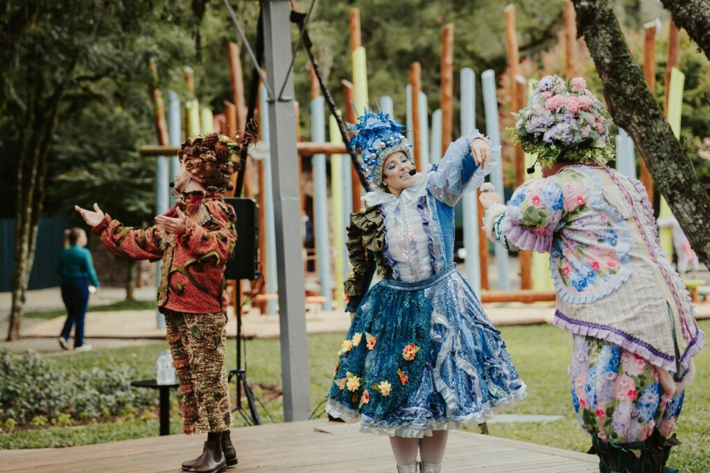 Apresentação dos personagens "Os Protetores da Natureza", no Parque do Caracol, em Canela.